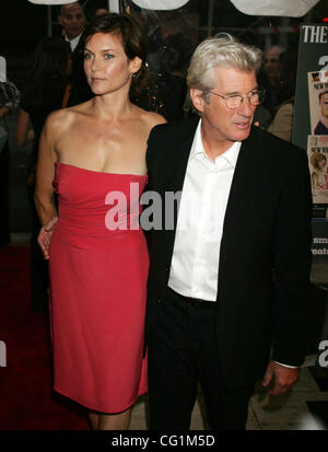 Agosto 22, 2007 - New York, NY, STATI UNITI D'AMERICA - attrice CAREY LOWELL e attore Richard Gere presso gli arrivi per il New York premiere di 'La Caccia Parte" tenutosi presso il teatro di Parigi. (Credito Immagine: © Nancy Kaszerman/ZUMA Press) Foto Stock