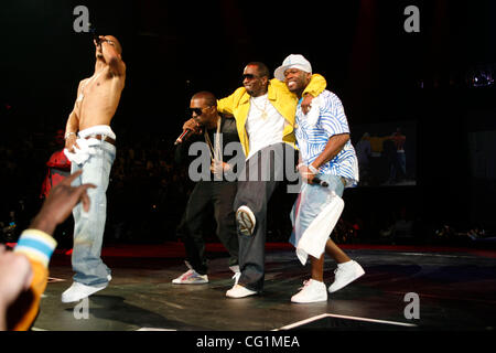 Agosto 22, 2007 - New York, NY, STATI UNITI D'AMERICA - La finale del Tour Scream al Madison Square Garden ha avuto una straordinaria linea di ospiti. Nella foto: LtoR- T.I. , KANYE WEST, SEAN P. Diddy Combs, 50 cent. (Credito Immagine: © Aviv piccole/ZUMA Press) Foto Stock