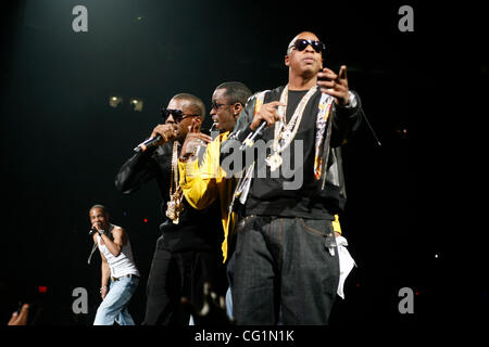 L'urlo Tour al Madison Square Garden il 22 agosto 2007. Il finale ha avuto una straordinaria linea di ospiti; L-R RIVESTIMENTO PADIGLIONE T.I., Kanye West & Sean P. Diddy Combs (giacca gialla) e Jay-z. Foto Stock