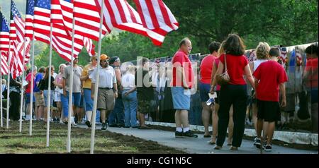 Agosto 23, 2007 - Covington, Kentucky, Stati Uniti d'America - "La parete mobile' con le sue 58,228 i nomi di coloro che sono morti o dispersi in azione, nella guerra del Vietnam è venuto a Covington's Pioneer Park AugustÂ da 23 a 27.Â La half-size replica del Washington, DC Vietnam Veterans Memorial e ha girato il countr Foto Stock