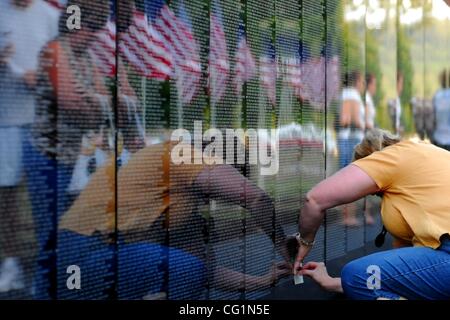 Agosto 23, 2007 - Covington, Kentucky, Stati Uniti d'America - "La parete mobile' con le sue 58,228 i nomi di coloro che sono morti o dispersi in azione, nella guerra del Vietnam è venuto a Covington's Pioneer Park AugustÂ da 23 a 27.Â La half-size replica del Washington, DC Vietnam Veterans Memorial e ha girato il countr Foto Stock