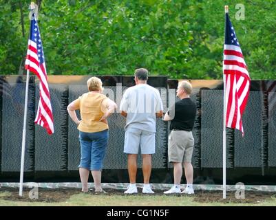 Agosto 23, 2007 - Covington, Kentucky, Stati Uniti d'America - "La parete mobile' con le sue 58,228 i nomi di coloro che sono morti o dispersi in azione, nella guerra del Vietnam è venuto a Covington's Pioneer Park AugustÂ da 23 a 27.Â La half-size replica del Washington, DC Vietnam Veterans Memorial e ha girato il countr Foto Stock