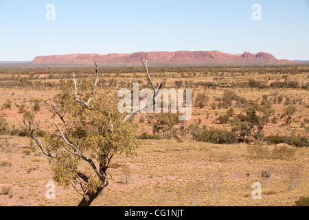 24 ago 2007 - Gosse Bluff, NT, Australia - del Gosse Bluff è un cratere da impatto nella parte meridionale del Territorio del Nord, nei pressi del centro di Australia, circa 175 km a ovest di Alice Springs. Essa è stata formata mediante l'impatto di un asteroide o cometa di circa 142,5 ± 0,8 milioni di anni fa nella prima Cretac Foto Stock