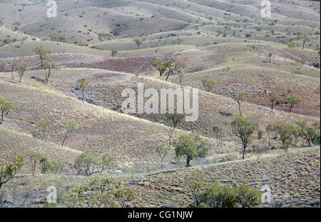 24 ago 2007 - Gosse Bluff, NT, Australia - del Gosse Bluff è un cratere da impatto nella parte meridionale del Territorio del Nord, nei pressi del centro di Australia, circa 175 km a ovest di Alice Springs. Essa è stata formata mediante l'impatto di un asteroide o cometa di circa 142,5 ± 0,8 milioni di anni fa nella prima Cretac Foto Stock