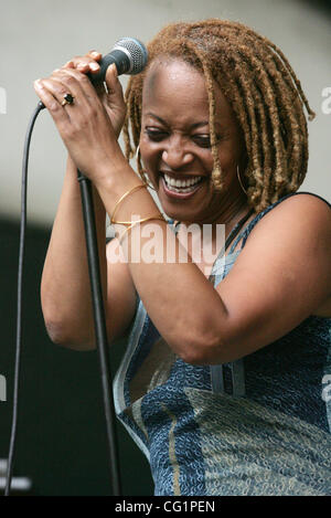 Aug 25, 2007 - New York, NY, STATI UNITI D'AMERICA - cantante Cassandra Wilson esegue al 2007 Charlie Parker Jazz Festival che si tiene a Marcus Garvey Park in Harlem. (Credito Immagine: © Nancy Kaszerman/ZUMA Press) Foto Stock