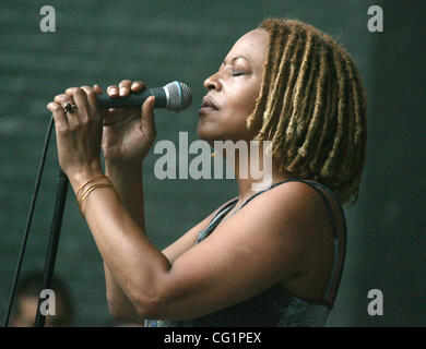 Aug 25, 2007 - New York, NY, STATI UNITI D'AMERICA - cantante Cassandra Wilson esegue al 2007 Charlie Parker Jazz Festival che si tiene a Marcus Garvey Park in Harlem. (Credito Immagine: © Nancy Kaszerman/ZUMA Press) Foto Stock