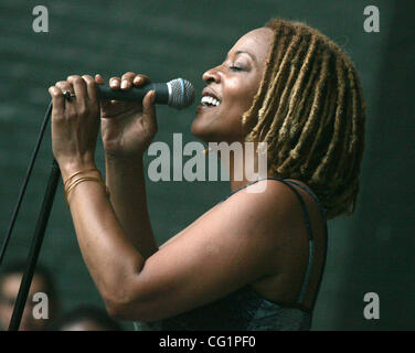Aug 25, 2007 - New York, NY, STATI UNITI D'AMERICA - cantante Cassandra Wilson esegue al 2007 Charlie Parker Jazz Festival che si tiene a Marcus Garvey Park in Harlem. (Credito Immagine: © Nancy Kaszerman/ZUMA Press) Foto Stock