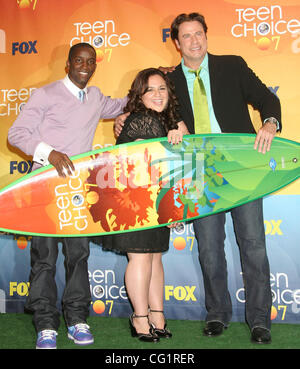 Agosto 26, 2007; Hollywood, California, Stati Uniti d'America; attori ELIA KELLEY, John Travolta e NIKKI BLONSKY al Teen Choice Awards 2007 - Sala stampa tenutasi presso la Universal Studios Gibson anfiteatro. Credito: Foto di Paul Fenton/ZUMA premere. (©) Copyright 2007 by Paolo Fenton Foto Stock