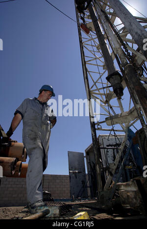 Agosto 28, 2007, Oceanside, California, Stati Uniti d'America. La città di Oceanside purifica terra salmastra acqua per uso come acqua potabile. La Contea di San Diego Autorità di acqua è la perforazione di due nuovi pozzi che aumentano la fornitura di acqua di terra per la città. Dan Ihde, un ingegnere di registrazione per Welenco, è misura Foto Stock