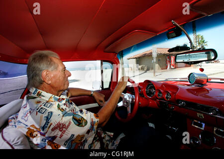 Agosto 28, 2007 Oceanside CA,USA WARREN ESPOSITO cruised fino alla spiaggia in Oceanisde (Oceanside Pier può essere visto nel suo specchietto retrovisore) nella sua 1959 Chevy El Camino Tueasday. Egli sarà la partecipazione annuale di spiaggia'n 101 Crociera sul Settembre 9th. Credito: Foto di Don Kohlbauer/San Die Foto Stock