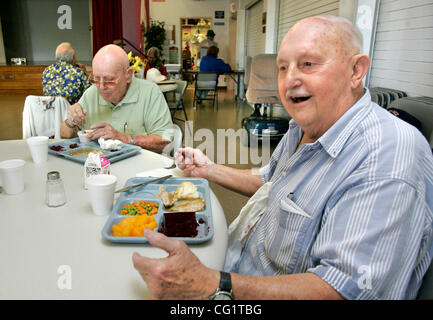 Agosto 28, 2007, Oceanside, California, Stati Uniti d'America mangiare il loro pranzi all'Oceanside Senior Center sono GEORGE DAUSS, a destra, e amico Oliver HAKALA, a sinistra. George volontari anche lì per aiutare a servire i pranzi mandatory Credit: Foto di Charlie Neuman, San Diego Union-Tribune/Zuma premere. copyrig Foto Stock