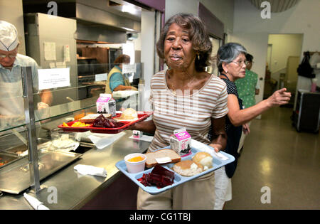 Agosto 28, 2007, Oceanside, California, Stati Uniti d'America all'Oceanside Senior Center volontario WANDA AUSTIN serve pranzi mandatory Credit: Foto di Charlie Neuman, San Diego Union-Tribune/Zuma premere. copyright 2007 San Diego Union-Tribune Foto Stock