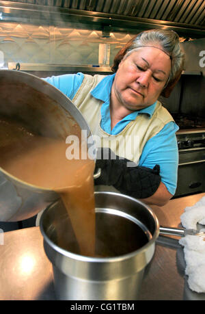 Agosto 28, 2007, Oceanside, California, Stati Uniti d'America all'Oceanside Senior Center dipendente ELISA RIVERA riversa appena riscaldata con sugo di carne che sarà versata sulla Turchia hamburger a bee serviti per pranzo mandatory Credit: Foto di Charlie Neuman, San Diego Union-Tribune/Zuma premere. copyright 2007 San Diego Union-Tribune Foto Stock