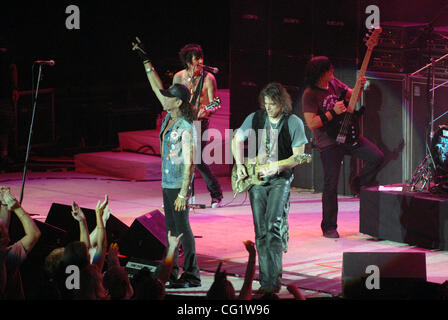 30 ago 2007 - Fayetteville, NC, Stati Uniti d'America - cantante STEPHEN PEARCY, chitarrista WARREN DEMARTINI, bassista chitarrista ROBBIE gru e il chitarrista Giovanni CORABI della band Ratt suona dal vivo come vi tour 2007 fa tappa a corona Coliseum si trova in Fayetteville. Copyright 2007 Jason Moore. Credito obbligatori: Foto Stock