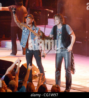 30 ago 2007 - Fayetteville, NC, Stati Uniti d'America - cantante STEPHEN PEARCY e il chitarrista WARREN DEMARTINI dei Ratt band suona dal vivo come vi tour 2007 fa tappa a corona Coliseum si trova in Fayetteville. Copyright 2007 Jason Moore. Credito: Jason Moore Foto Stock