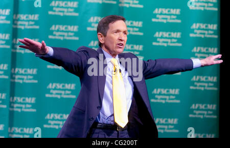 A MCT - Sost. Dennis Kucinich (OH) risolve la folla come democratico hopefuls presidenziali, si incontrano in un forum di Carson City, NV. Mercoledì 16 Febbraio. 2007, Sacramento Bee/ Brian Baer didascalia ONLINE: Ohio sost. Dennis Kucinich parla a candidati democratici' forum di Carson City, Nev. nel febbraio 16. Foto Stock