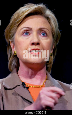 A MCT - Il senatore Hillary Clinton (NY) risolve la folla come democratico hopefuls presidenziali, si incontrano in un forum di Carson City, NV. Mercoledì 16 Febbraio. 2007, Sacramento Bee/ Brian Baer Foto Stock