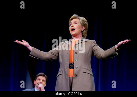 A MCT - Il senatore Hillary Clinton (NY) risolve la folla come democratico hopefuls presidenziali, si incontrano in un forum di Carson City, NV. Mercoledì 16 Febbraio. 2007, Sacramento Bee/ Brian Baer didascalia ONLINE: Sen. Hillary Rodham Clinton, D-N.Y. parla durante un candidati' forum di Carson City, Nev. su F Foto Stock