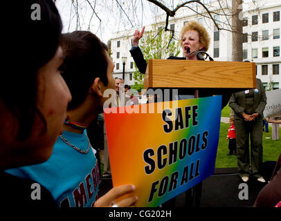 Tenere premuto per MIGDON STORIA Senatore Carole Migden, D-San Francisco, colloqui per gay, dritto e trans-sesso di alta scuola gli studenti da tutto questo stato di rally presso il Campidoglio di educare e di lobby e i legislatori, lunedì 26 marzo, 2007. Sacramento Bee/ Brian Baer Foto Stock