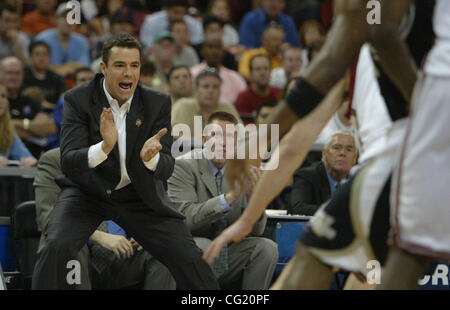 Tony Bennett grida instructilons per il suo team in 2 metà del loro gioco a uomini del NCAA torneo di basket ad Arco Arena, Sacramento, vitello. Giovedì, 15 marzo 2007. Sacramento Bee Fotografia Bryan Patrick George Washington Vanderbilt Foto Stock