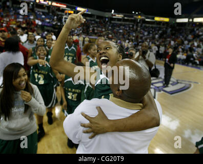 #4 per poli Long Beach, Brittany Brumfield celebra saltando su head coach Carl Buggs come hanno vinto il loro gioco.Durante il Berkeley e poli divisione 1 gioco. Stato CIF campionato di pallacanestro di gioco ad Arco Arena, Marzo 24, 2007. Sacramento Bee Fotografia Bryan Patrick Foto Stock