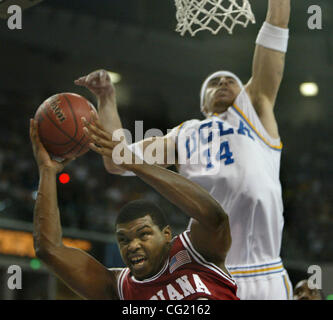 # 32 per Indiana Joey Shaw va fino al di sotto del cesto come #14 per la UCLA Lorenzo Mata difende nel primo semestre del loro gioco a uomini del NCAA torneo di basket ad Arco Arena, Sacramento, Calf.Sabato, 17 marzo 2007. Sacramento Bee Fotografia Bryan Patrick George Washington Vanderbilt Foto Stock