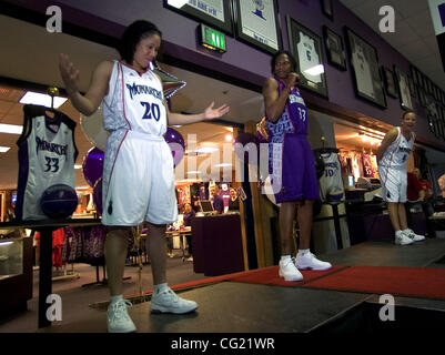 Sacramento di Monarchi Kara Lawson, sinistra, Yolanda Griffith e Kristin Haynie sport del team nuove divise Martedì, 8 maggio 2007 a una sfilata di moda di Arco Arena. Il Sacramento Bee / Carl Costas Foto Stock