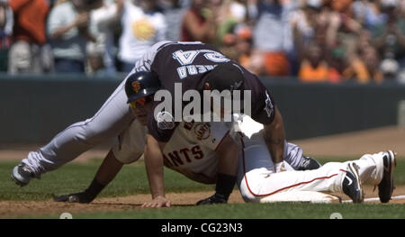 Base dei giganti runner Guillermo Rodriguez prende Marlins terzo baseman Miguel Cabrera come egli si tuffa in modo sicuro in terza base dopo il raddoppio in una corsa e si spostano al terzo su un gioco in corrispondenza della piastra nella quinta inning di domenica pomeriggio gioco tra i San Francisco Giants e Florida Marlins presso AT&T Park in Foto Stock