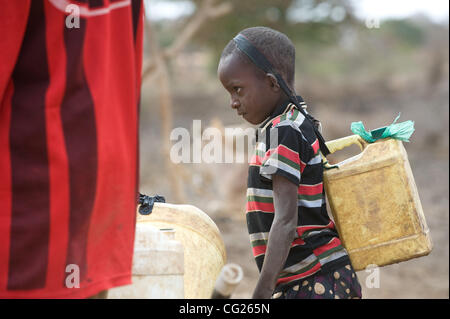 2 agosto 2011 - Kayalambi (villaggio, Kenya - Agosto 2, 2011, Kayalambi, Kenya - la gente del posto nel villaggio di Kayalambi in Kenya è arido distretto Kathonzweni raccogliere acqua da un locale nel foro. Come la siccità peggiora, molti sono costretti a camminare per ore ogni giorno o per la raccolta di acqua più volte. (Credito immagine: Foto Stock