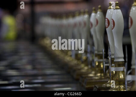 2 agosto 2011 - Londra, Regno Unito - la Gran Bretagna è più grande di 5-giorno del Festival della Birra organizzato dalla campagna per Real Ale (CAMRA) prende il via al London Earls Court con oltre 1000 diverse birre in mostra. (Credito Immagine: © Theodore Liasi/ZUMAPRESS.com) Foto Stock