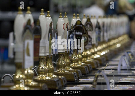 2 agosto 2011 - Londra, Regno Unito - la Gran Bretagna è più grande di 5-giorno del Festival della Birra organizzato dalla campagna per Real Ale (CAMRA) prende il via al London Earls Court con oltre 1000 diverse birre in mostra. (Credito Immagine: © Theodore Liasi/ZUMAPRESS.com) Foto Stock