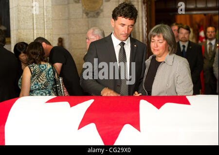 24 agosto 2011 - Ottawa, Ontario, Canada - Membro del Parlamento Paolo Dewar e sua moglie accanto allo scrigno di NDP Leader Jack Layton come egli risiede nello Stato nel foyer della House of Commons sulla Collina del Parlamento (credito Immagine: © Marc DesRosiers/Southcreek globale/ZUMAPRESS.com) Foto Stock