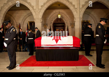 24 agosto 2011 - Ottawa, Ontario, Canada - House of Commons le protezioni di onore stare vicino al corpo di NDP Leader Jack Layton come egli risiede nello Stato nel foyer della House of Commons sulla Collina del Parlamento (credito Immagine: © Marc DesRosiers/Southcreek globale/ZUMAPRESS.com) Foto Stock