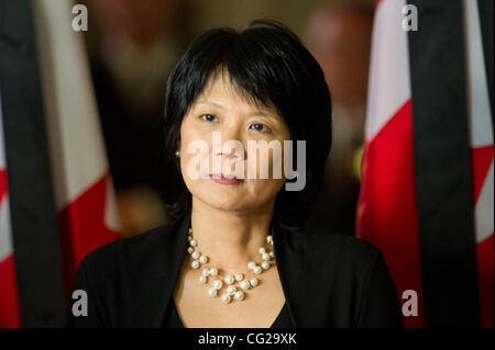 24 agosto 2011 - Ottawa, Ontario, Canada - Membro del Parlamento Olivia Chow guarda verso il suo ultimo marito NDP Leader Jack Layton come egli risiede nello Stato nel foyer della House of Commons sulla Collina del Parlamento (credito Immagine: © Marc DesRosiers/Southcreek globale/ZUMAPRESS.com) Foto Stock