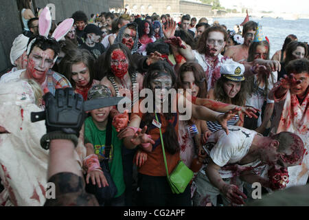 Agosto 27,2011. San Pietroburgo, Russia. Nella foto: Zombie Flash-Mob nei pressi della Basilica di San Pietro e Paolo Rocca di San Pietroburgo. Foto Stock