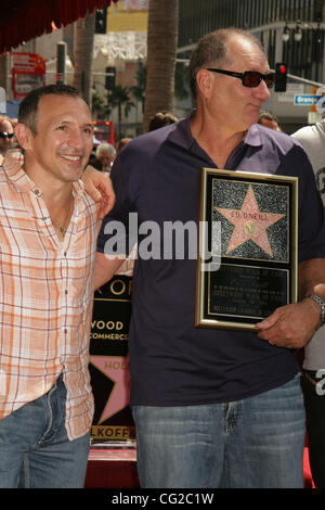 Il 30 agosto 2011 - Hollywood, California, Stati Uniti - Ho15441CHW .Ed O'Neill onorato con la stella sulla Hollywood Walk of Fame .anteriore del pattino di DSW Store, Hollywood Blvd, Hollywood, CA .08/30/2011 .ED O'Neill e RAY 'BOOM BOOM' MANCINI . 2011(Immagine di credito: Â© Clinton Wallace/Globe foto/ZUMAPRESS.com) Foto Stock