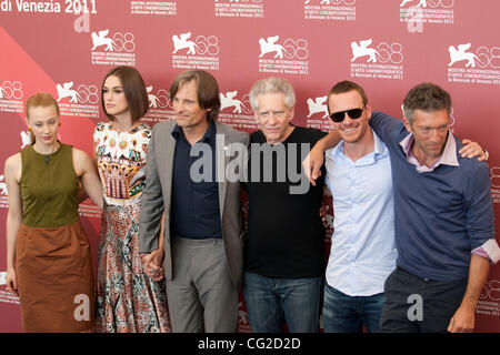 Sett. 2, 2011 - Venezia, Italia - full cast (da sinistra a destra) attori Sarah Gadon, Keira Knightley, Viggo Mortensen, direttore David Cronenberg e Michael Fassbender e Vincent Cassel durante il photocall prima di " un pericoloso metodo " film diretto da David Cronenberg prima premiere durante la 68Ven Foto Stock