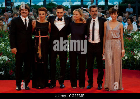 Sett. 7, 2011 - Venezia, Italia - da sinistra a destra gli attori Denis Fasolo, Michela Cescon, Filippo Timi, direttore di Cristina Comencini, Thomas Trabacchi e Claudia Pandolfi sul tappeto rosso prima di " quando la notte' film diretto da Cristina Comencini premiere durante la 68Venice International Film Foto Stock