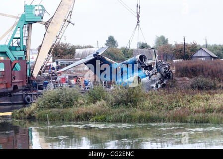 Incidente aereo uccide KHL Lokomotiv Yaroslavl di hockey. 43 morti di cui i giocatori professionisti da Repubblica ceca, Lettonia, la Germania, la Svezia e la Slovacchia per giocare nel club del popolare torneo di campionato.Nella foto: settembre 08,2011. Yaroslavl,Russia. Resti di Yak-42 jet, che portato Lokomo Foto Stock