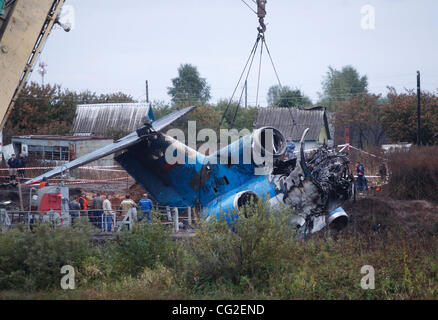 Incidente aereo uccide KHL Lokomotiv Yaroslavl di hockey. 43 morti di cui i giocatori professionisti da Repubblica ceca, Lettonia, la Germania, la Svezia e la Slovacchia per giocare nel club del popolare torneo di campionato.Nella foto: settembre 08,2011. Yaroslavl,Russia. Resti di Yak-42 jet, che portato Lokomo Foto Stock