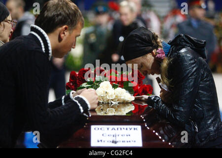 Incidente aereo uccide KHL Lokomotiv Yaroslavl di hockey. 43 morti di cui i giocatori professionisti da Repubblica ceca, Lettonia, la Germania, la Svezia e la Slovacchia per giocare nel club del popolare torneo di campionato.Nella foto: settembre 10,2011. Yaroslavl,Russia. Cerimonia funebre per il ucciso i giocatori di hockey. Foto Stock