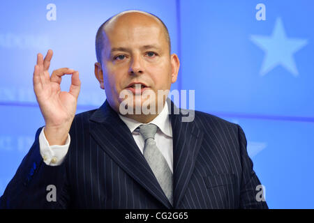 Sett. 12, 2011 - Bruxelles, BXL, Belgio - polacco il Segretario di Stato per l'Europa Nikolaj Dowgielewicz dà un briefing con la stampa alla fine di un Europeo Consiglio affari generali di Bruxelles in Belgio su 2011-09-12 da Wiktor Dabkowski (credito Immagine: © Wiktor Dabkowski/ZUMAPRESS.com) Foto Stock