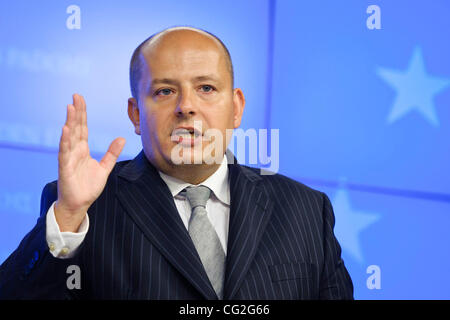 Sett. 12, 2011 - Bruxelles, BXL, Belgio - polacco il Segretario di Stato per l'Europa Nikolaj Dowgielewicz dà un briefing con la stampa alla fine di un Europeo Consiglio affari generali di Bruxelles in Belgio su 2011-09-12 da Wiktor Dabkowski (credito Immagine: © Wiktor Dabkowski/ZUMAPRESS.com) Foto Stock