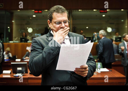 Sett. 12, 2011 - Bruxelles, BXL, Belgio - Maros Safcovic il commissario per le relazioni interistituzionale e la legge di amministrazione i documenti prima di un Europeo Consiglio affari generali di Bruxelles in Belgio su 2011-09-12 da Wiktor Dabkowski (credito Immagine: © Wiktor Dabkowski/ZUMAPRESS.com) Foto Stock