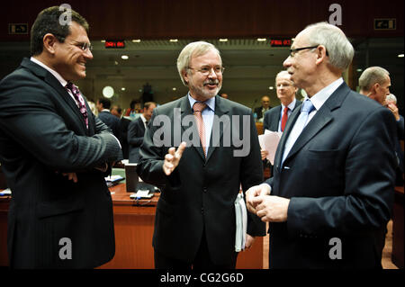 Sett. 12, 2011 - Bruxelles, BXL, Belgio - Tedesco Il Ministro di Stato Werner Hoyer (C) Chat con Maros Safcovic il commissario per le relazioni interistituzionale e amministrazione (L) e Janusz LEWANDOWSKI bilancio Ue Commissario prima di un Europeo Consiglio affari generali di Bruxelles, in Belgio Foto Stock