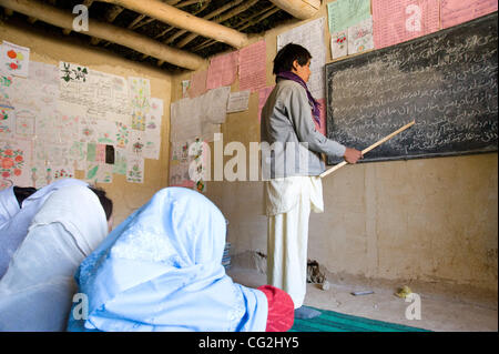 Sett. 21, 2011 - Syed Hazamah (villaggio, Ghor (Provincia, Afghanistan - Settembre 21, 2011, Ghor Provincia, Afghanistan - come gli altri studenti guarda su un ragazzo nel villaggio di Syed Hazamah in Afghanistan del Ghor Provincia completa una lezione di matematica su una lavagna nella classe organizzato dal Catholic Relief Ser Foto Stock