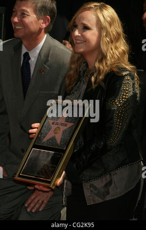 Sett. 27, 2011 - Hollywood, California, Stati Uniti - Ho15445CHW .Melissa Etheridge onorato con una stella su .Hollywood Walk of Fame.6901 Hollywood Blvd/parte anteriore del Hard Rock Cafe, Hollywood, CA .09/27/2011 .MELISSA ETHERIDGE E LERON GUBLER - PRESIDENTE E AMMINISTRATORE DELEGATO DI HOLLYWOOD CAMERA DI COMMERCIO . 2011(credito mi Foto Stock