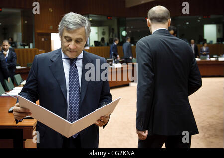 Sett. 29, 2011 - Bruxelles, BXL, Belgio - UE industria e imprenditorialità Il Commissario, italiano Antonio Tajani legge i file st l inizio del Consiglio Competitvnes presso il quartier generale dell'UE a Bruxelles in Belgio su 2011-09-29 da Wiktor Dabkowski (credito Immagine: © Wiktor Dabkowski/ZUMAPRESS.com) Foto Stock