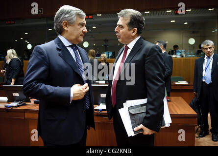 Sett. 29, 2011 - Bruxelles, BXL, Belgio - UE industria e imprenditorialità Il Commissario, italiano Antonio Tajani (L) chat con Michalis Chrisochoidis Ministro greco per lo sviluppo regionale e la competitività all'inizio di una competitività europea Consiglio presso il quartier generale dell'UE a Bruxelles, Foto Stock