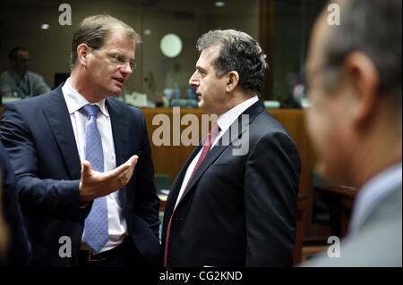 Sett. 29, 2011 - Bruxelles, BXL, Belgio - Stefan Kapferer (L), tedesco il Segretario di Stato presso il ministero federale dell' Economia e tecnologia, chattare con Michalis Chrisochoidis Ministro greco per lo sviluppo regionale e la competitività all'inizio di una competitività europea al Consiglio alla testa dell'UE Foto Stock